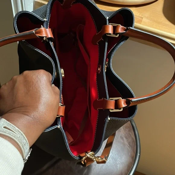 Dooney& Burke navy handbag. New. Never used. Leather handbag with key ring - Picture 3 of 8